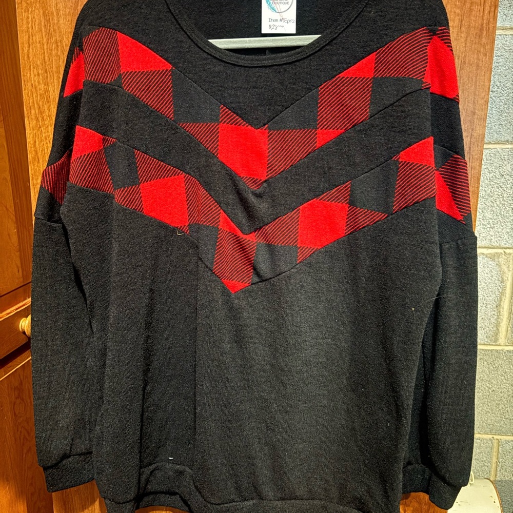 Basic Editions Black and Red Patterned Crewneck Sweater